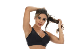 Top esportivo em preto metalizado