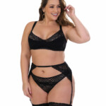 Lingerie Plus Size com cinta liga e meia em tule