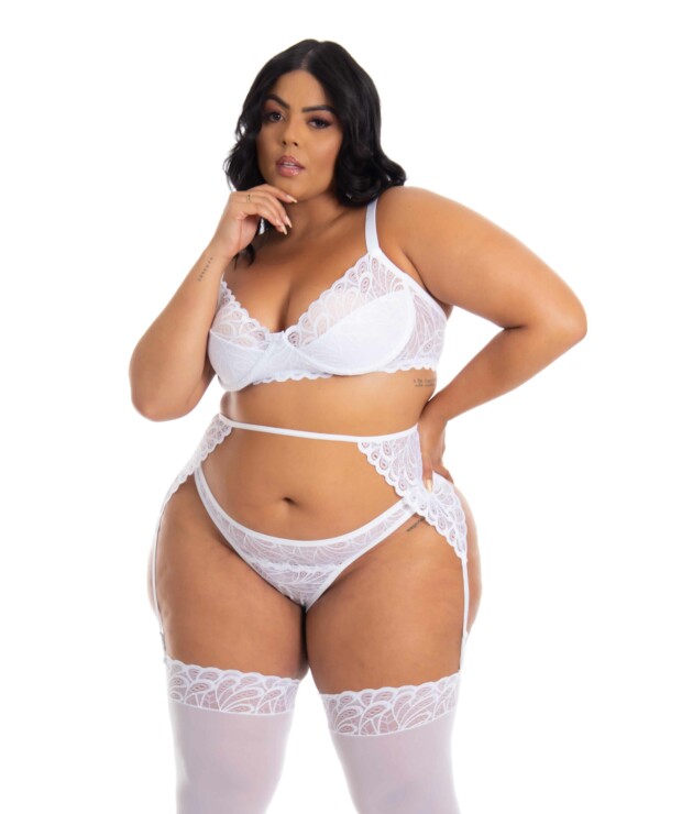 Lingerie Plus Size com cinta liga e meia em tule