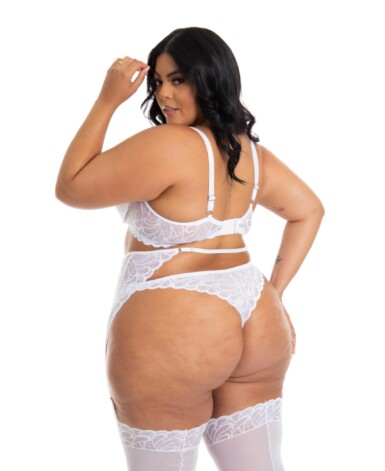 Lingerie Plus Size com cinta liga e meia em tule